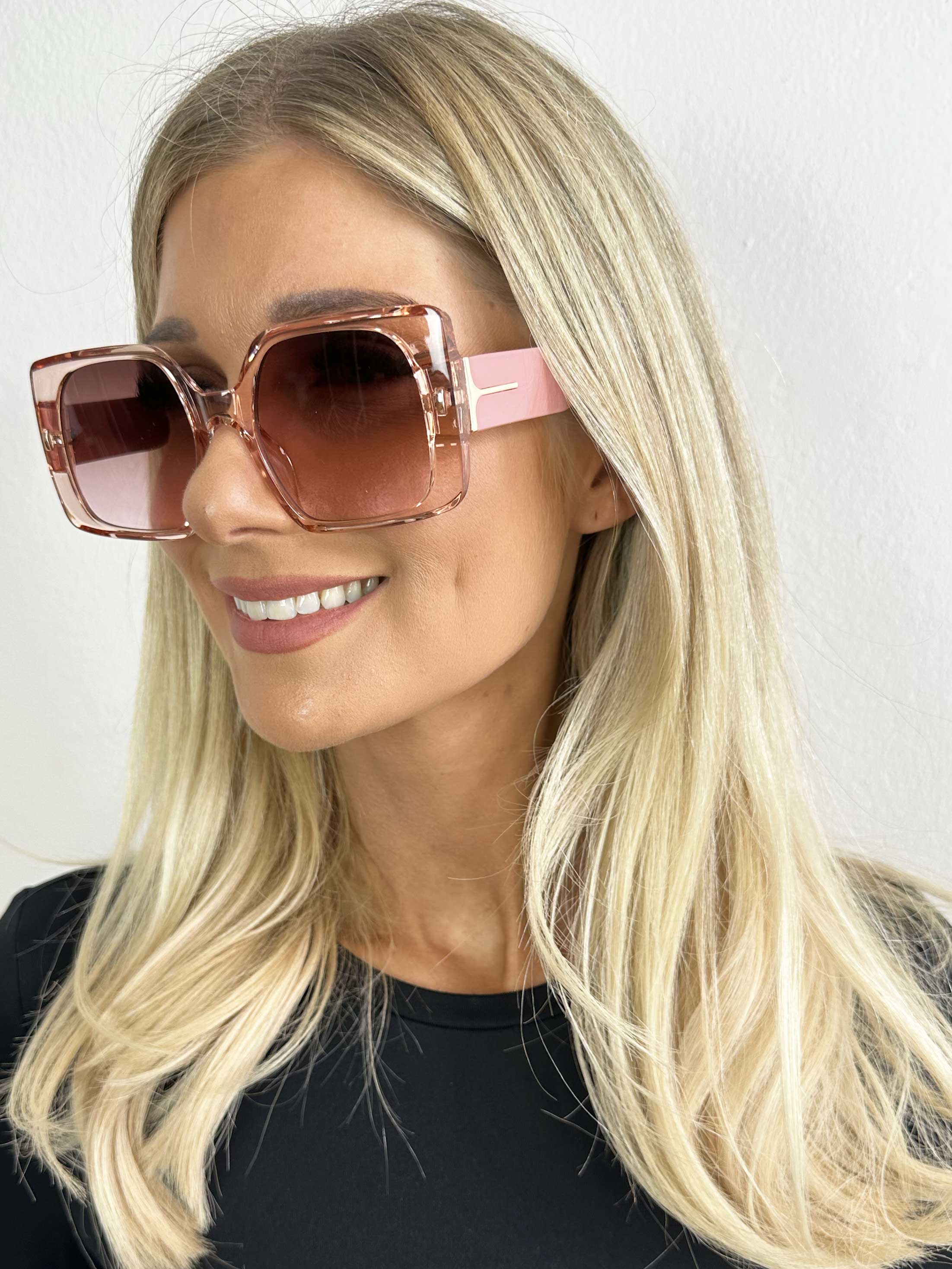 Dasa - Firkantet solbriller med gulddetalje på stellet